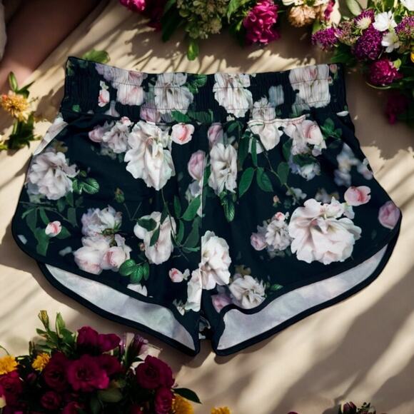 VSX Victoria Sport Women's Small Essential Black Floral Short Running Shorts - Picture 1 of 9